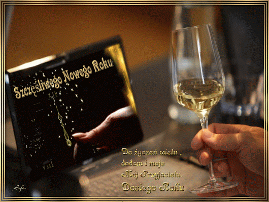 Kobieta z kieliszkiem i życzeniami na nowy rok